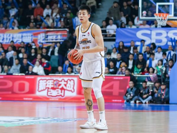 屋漏偏逢連夜雨！張鎮(zhèn)麟7中1僅得2分2板4助 末節(jié)受傷離場(chǎng)